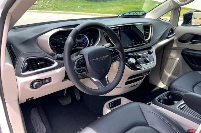 2024 Chrysler Pacifica Hybrid Select