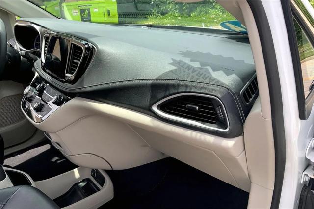 2024 Chrysler Pacifica Hybrid Select