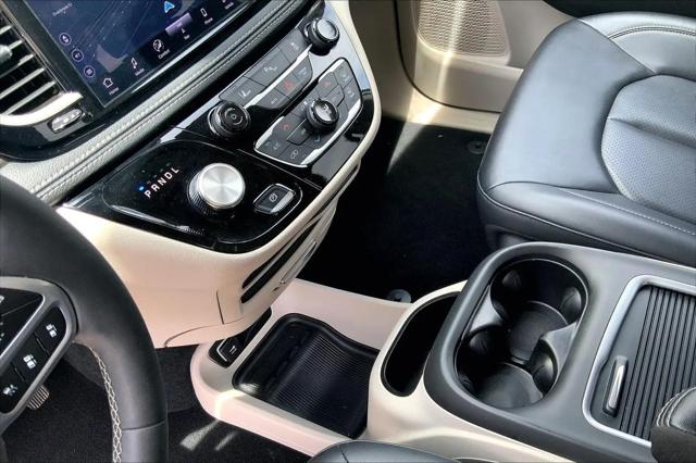 2024 Chrysler Pacifica Hybrid Select