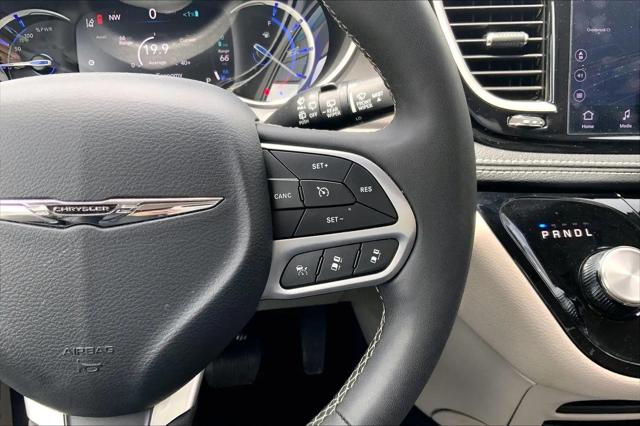 2024 Chrysler Pacifica Hybrid Select