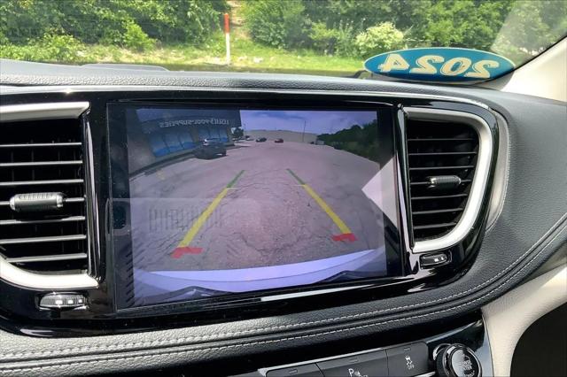 2024 Chrysler Pacifica Hybrid Select