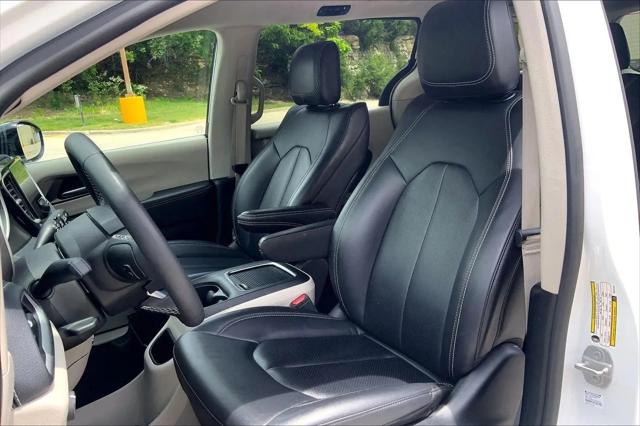 2024 Chrysler Pacifica Hybrid Select