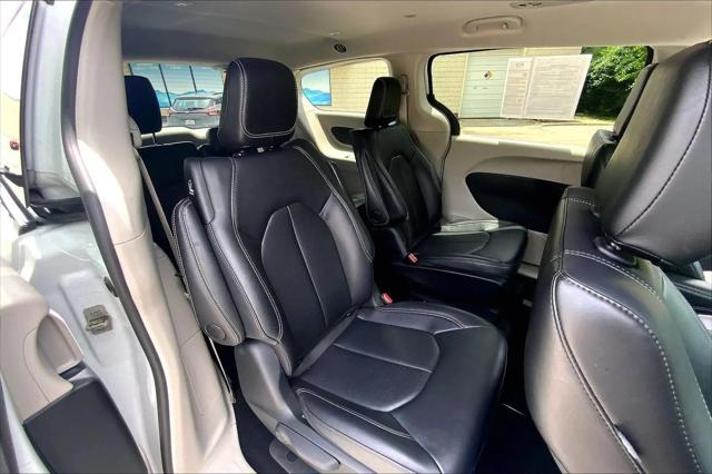 2024 Chrysler Pacifica Hybrid Select