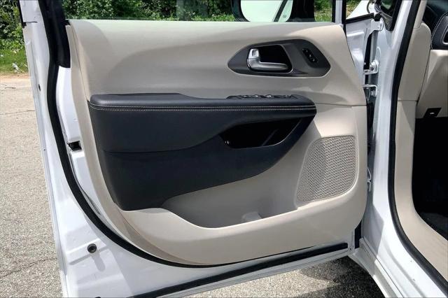 2024 Chrysler Pacifica Hybrid Select