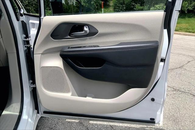 2024 Chrysler Pacifica Hybrid Select