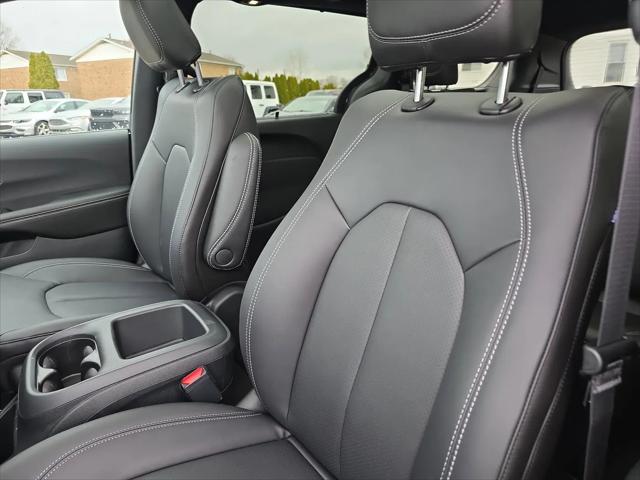 2026 Chrysler Pacifica Select AWD