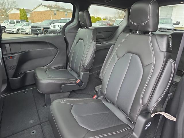 2026 Chrysler Pacifica Select AWD