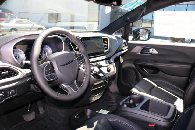 2026 Chrysler Pacifica Select AWD