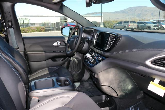 2026 Chrysler Pacifica Select AWD