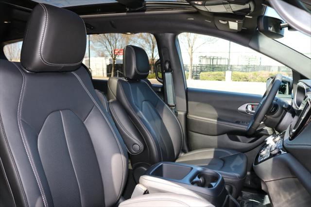 2026 Chrysler Pacifica Select AWD