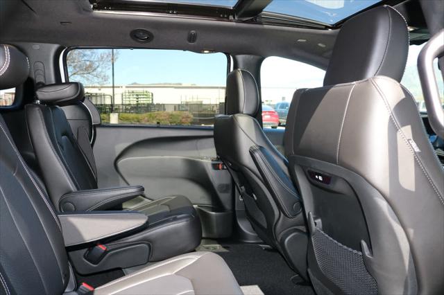 2026 Chrysler Pacifica Select AWD