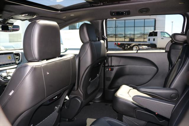 2026 Chrysler Pacifica Select AWD