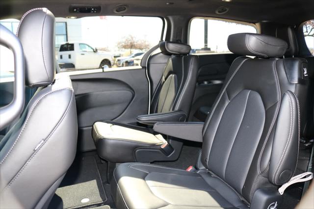 2026 Chrysler Pacifica Select AWD