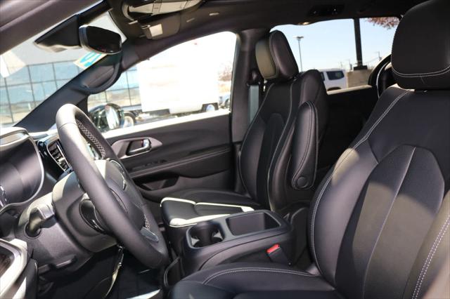 2026 Chrysler Pacifica Select AWD