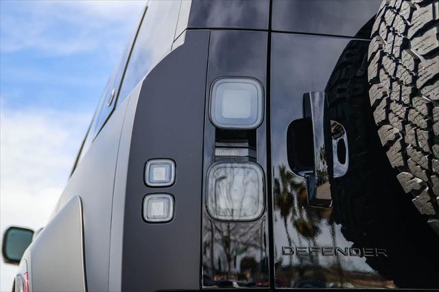 2026 Land Rover Defender P635 OCTA Black