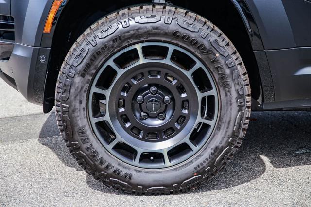 2026 Land Rover Defender P635 OCTA Black