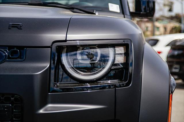 2026 Land Rover Defender P635 OCTA Black