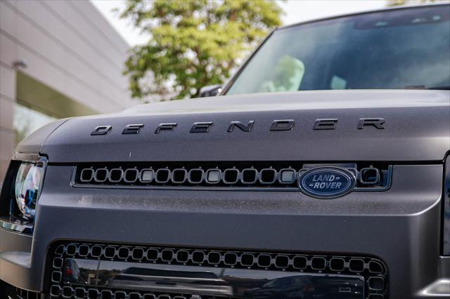2026 Land Rover Defender P635 OCTA Black
