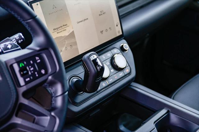 2026 Land Rover Defender P635 OCTA Black