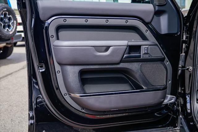 2026 Land Rover Defender P635 OCTA Black