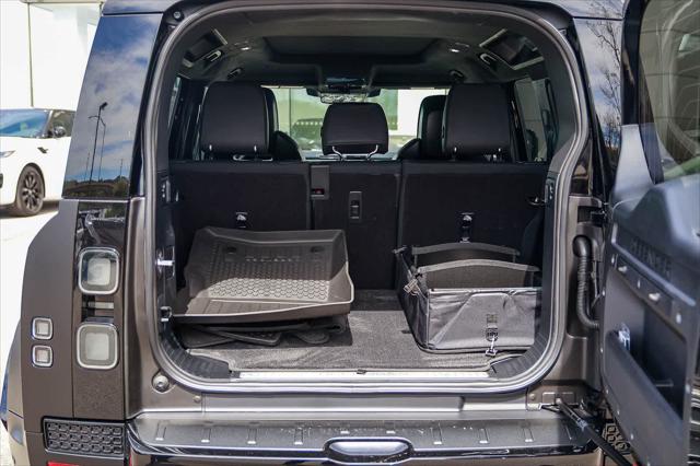 2026 Land Rover Defender P635 OCTA Black