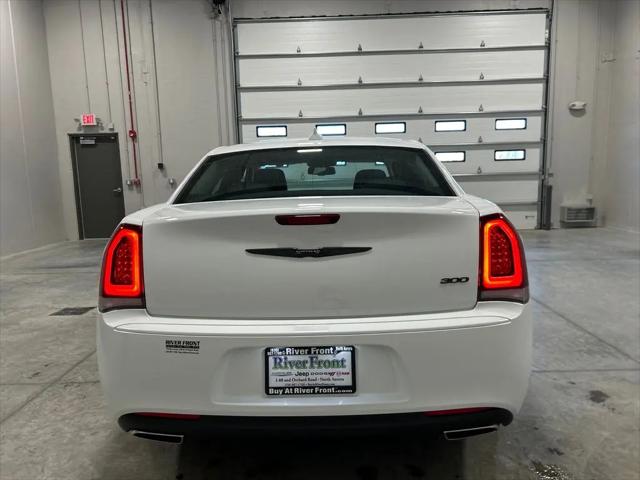 2022 Chrysler 300 Touring