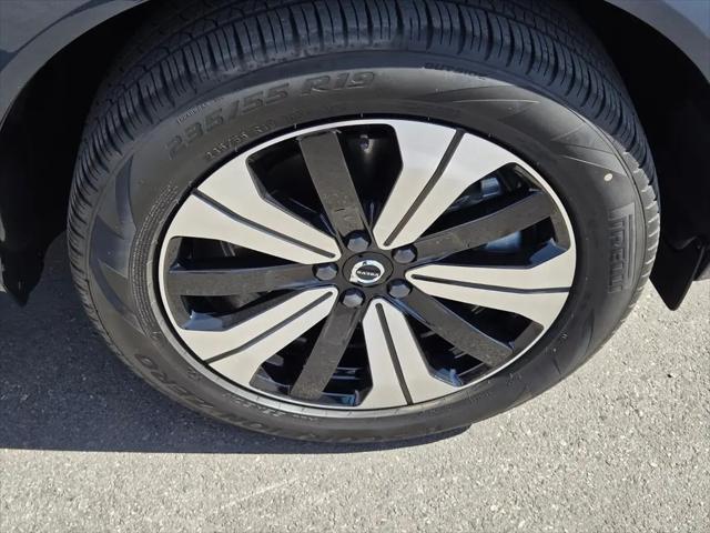 2024 Volvo XC60 Recharge T8 Core Dark Theme