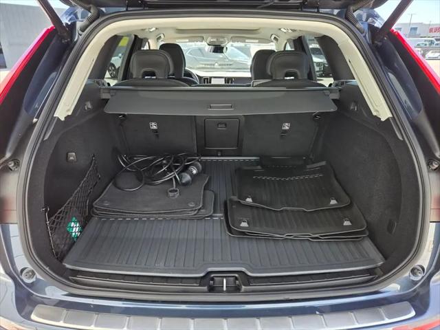 2024 Volvo XC60 Recharge T8 Core Dark Theme