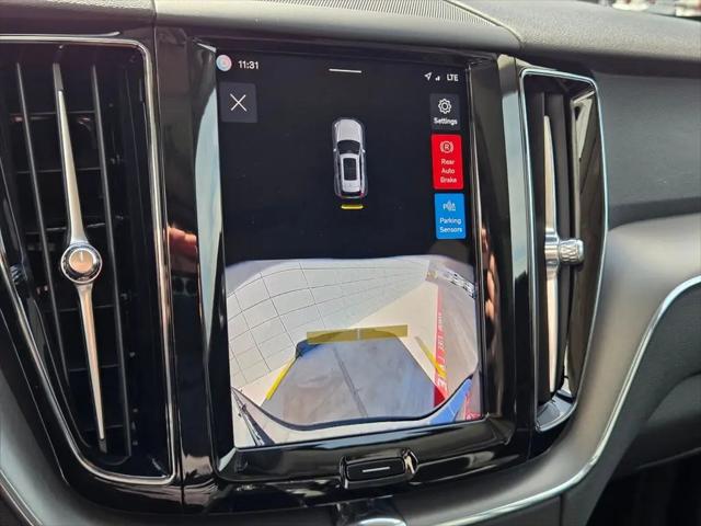 2024 Volvo XC60 Recharge T8 Core Dark Theme