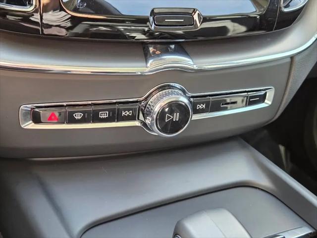 2024 Volvo XC60 Recharge T8 Core Dark Theme
