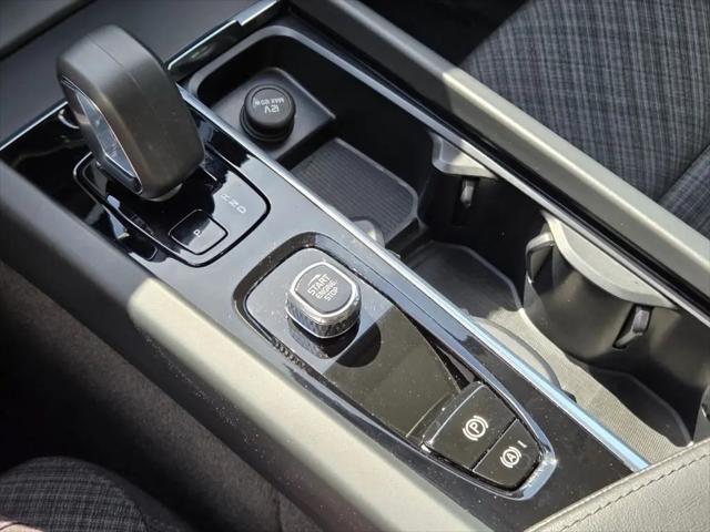 2024 Volvo XC60 Recharge T8 Core Dark Theme