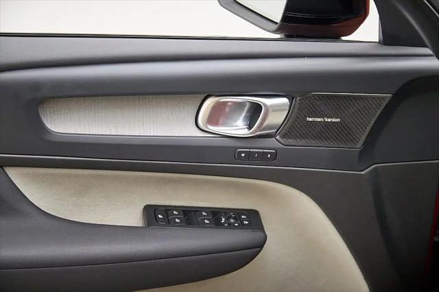 2023 Volvo XC40 B5 Plus Dark Theme