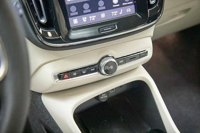2023 Volvo XC40 B5 Plus Dark Theme
