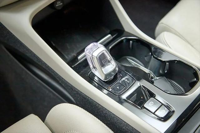 2023 Volvo XC40 B5 Plus Dark Theme