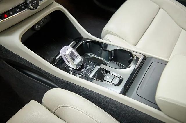 2023 Volvo XC40 B5 Plus Dark Theme