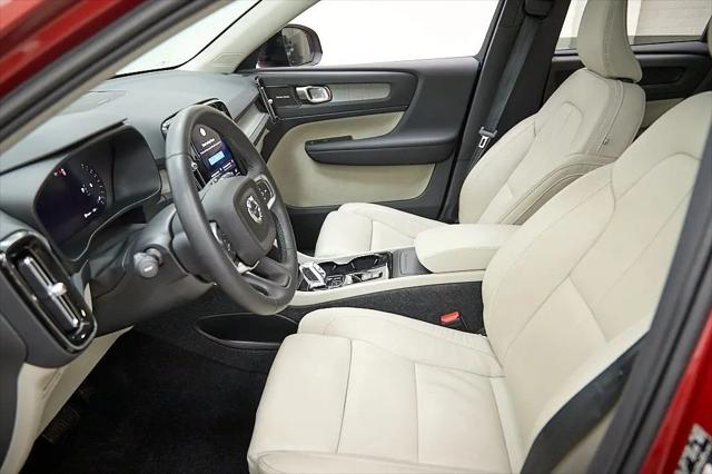 2023 Volvo XC40 B5 Plus Dark Theme