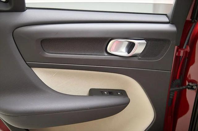 2023 Volvo XC40 B5 Plus Dark Theme
