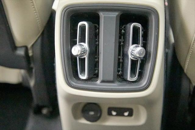 2023 Volvo XC40 B5 Plus Dark Theme