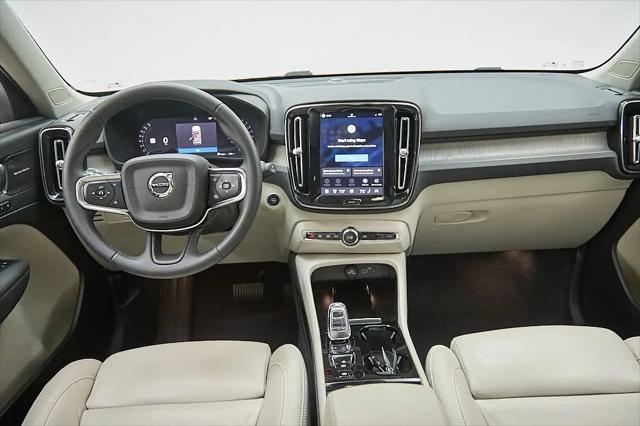 2023 Volvo XC40 B5 Plus Dark Theme