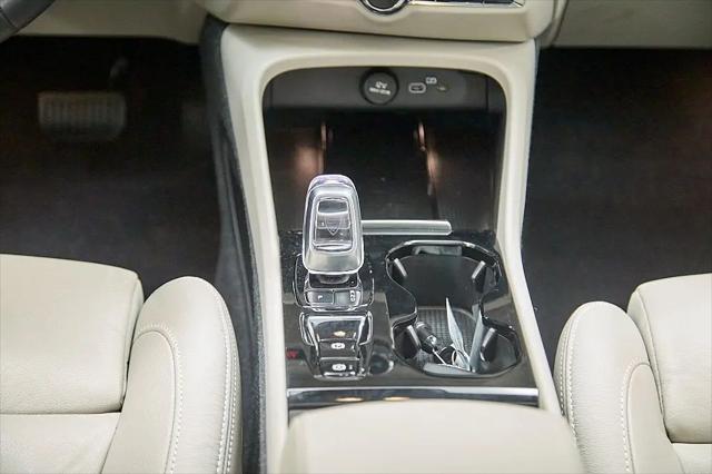 2023 Volvo XC40 B5 Plus Dark Theme