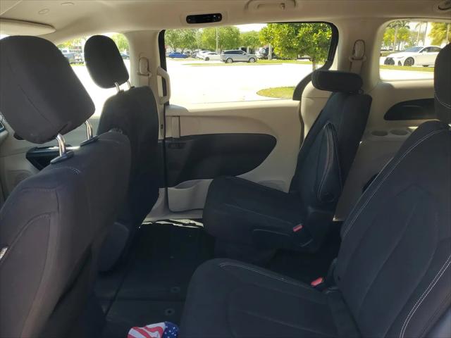 2022 Chrysler Voyager LX