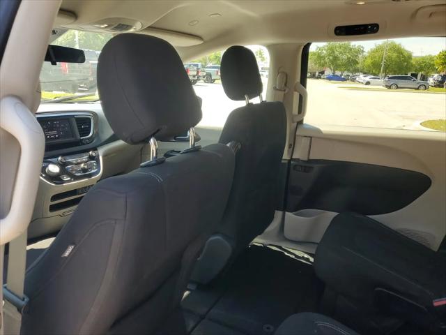 2022 Chrysler Voyager LX
