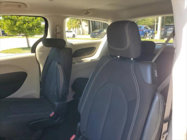2022 Chrysler Voyager LX