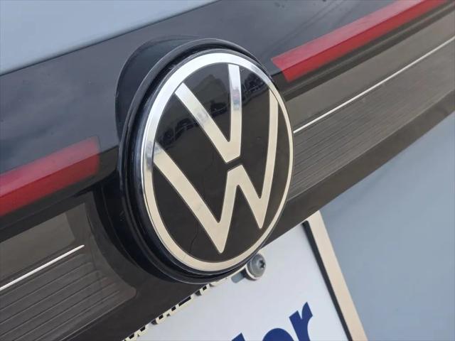 2026 Volkswagen Taos SE Black