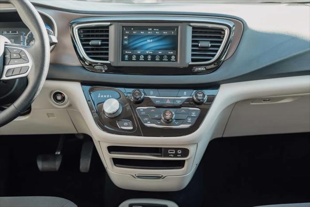 2022 Chrysler Voyager LX