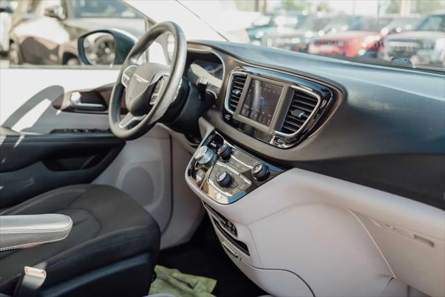 2022 Chrysler Voyager LX