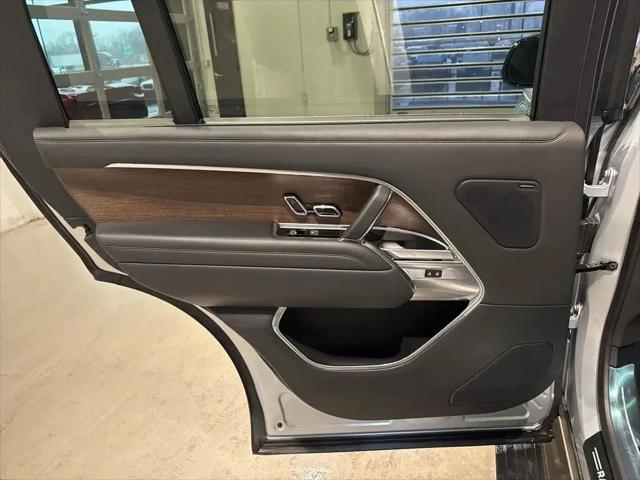 2025 Land Rover Range Rover P400 SE 7 Seat