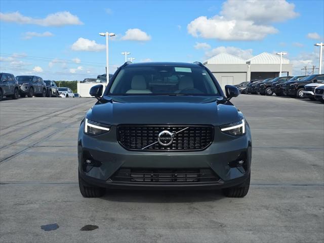 2026 Volvo XC40 Plus, B5 AWD Gas (mild hybrid), Dark