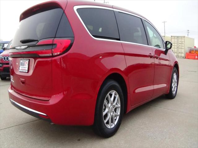 2025 Chrysler Pacifica Select