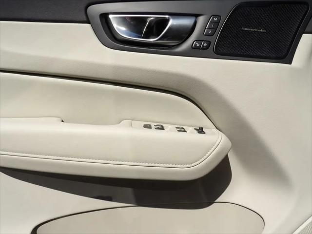 2023 Volvo XC60 B5 Ultimate Dark Theme
